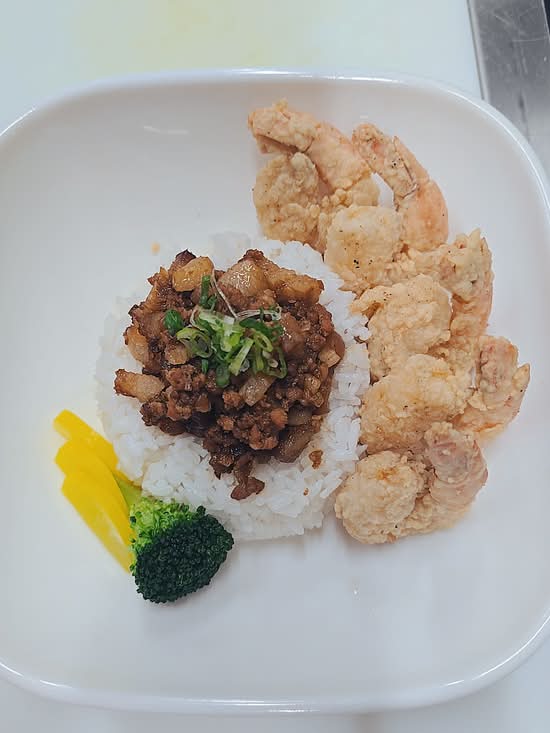 Minced Pork Rice With Crispy Shrimp脆皮虾卤肉饭配卤蛋